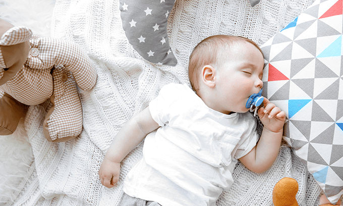 bebek emzik 1 - اگر کودک به پستانک وابسته است چه بایدکرد؟