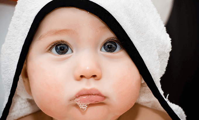 bebek tukuruk 1 - چرا نوزادان تف می کنند؟